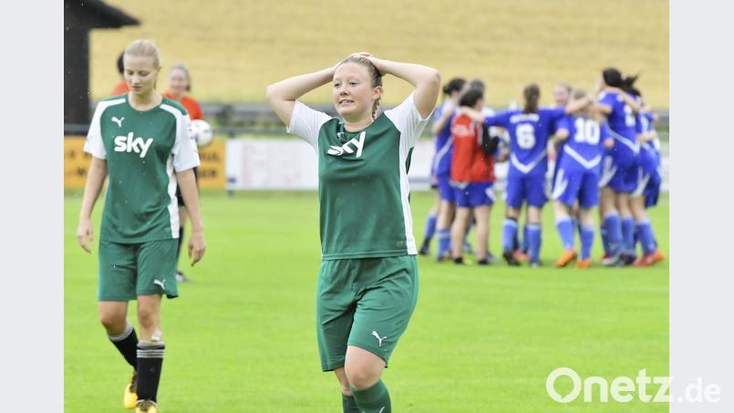 Enttäuschung in den Gesichtern der Gebenbacher Torschützin Maria Obermeier (rechts) und Elena Weiss (links) nach dem Schlusspfiff der Verlängerung, während die Spielerinnen des TSV Brunn im Hintergrund bereits den Aufstieg in die Bezirksliga bejubeln. Hubert Ziegler