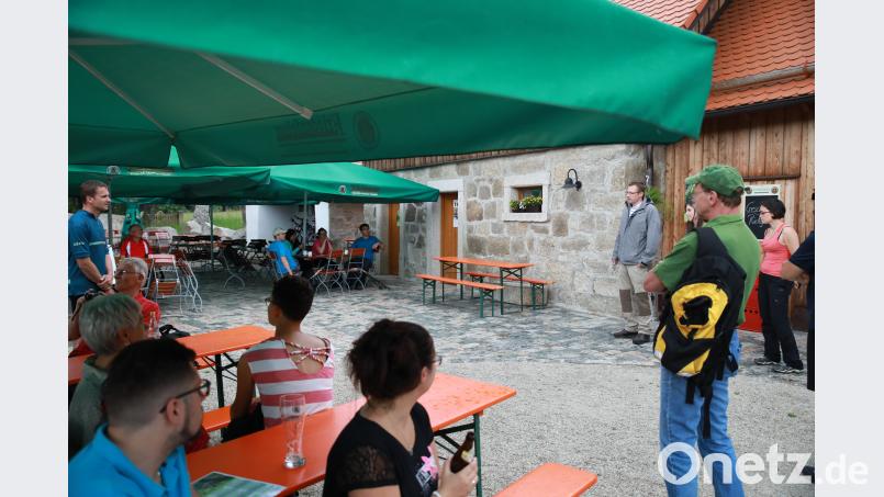 Am Waldhaus im Steinwald eröffnete der Geschäftsführer der Steinwald-Allianz, Martin Schmid (vierter von rechts) die Veranstaltung "24 Stunden Steinwald erleben." njn