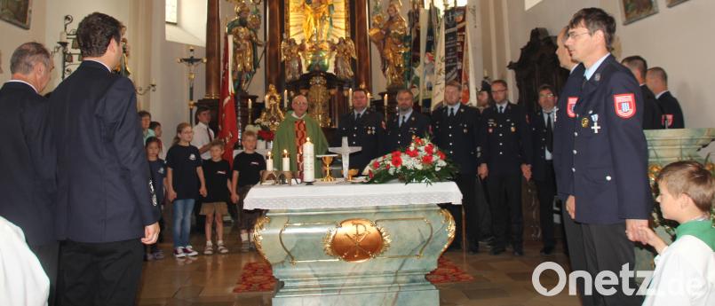 Pfarrer Herbert Rösl holte beim Festgottesdienst alle Mitglieder der Jubelwehr zu sich an den Altar und sich an den Händen haltend, beteten sie für eine weiter gute Zukunft. frd