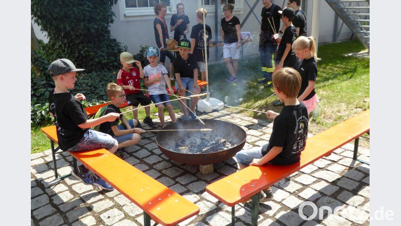 Kinder backen sich ihr Stockbrot selbst fsb