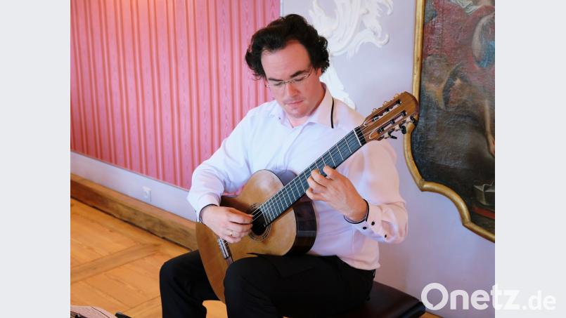 Mit böhmischen und Wienerischen Klängen beeindruckt am Sonntagnachmittag in Speinshart der international bekannte und anerkannte Stargitarrist Fabian Hinsche. do