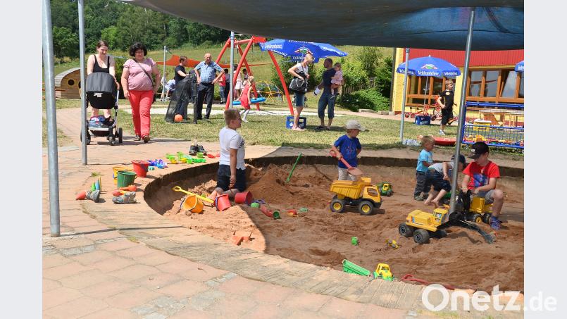 Zum "Tag der offenen Tür" ist auch der große Sandkasten unter dem schattigen Sonnensegeln für den Nachwuchs offen. fjo