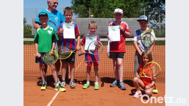 Freudestrahlend stellten sich die Teilnehmer zum Siegerfoto auf. Für die Kinder war es eine willkommene Abwechslung in den Pfingstferien. Links hinten: Übungsleiter Herbert Madl. HAE, Autor [HAE] (Hanauer_Eduard_Amberg@t-online.de)