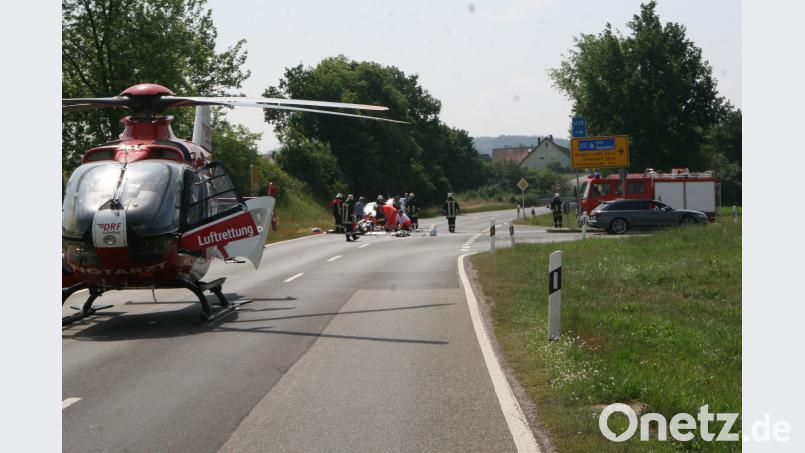 Eine Autofahrerin übersieht bei Falkenberg beim Abbiegen einen Motorradfahrer. Er musste mit dem Rettungshubschrauber ins Krankenhaus geflogen werden. wro