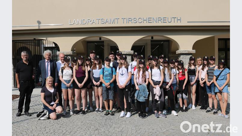Vor dem neuen Haupteingang am Landratsamt Tirschenreuth stellten sich die Schüler zum Erinnerungsfoto auf. exb