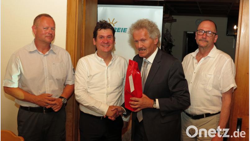 Bernhard Schlicht (Zweiter von rechts) als Vorsitzender der Freien Wähler dankte zusammen mit seinen Stellvertretern Peter Leitermann (rechts) und Bernhard Herzog (links) Baudezernent Oliver Seidel, der Überstunden leistete, das Projekt Bebauung TB-Gelände präsentierte und sich den Fragen der Gäste stellte. rdo