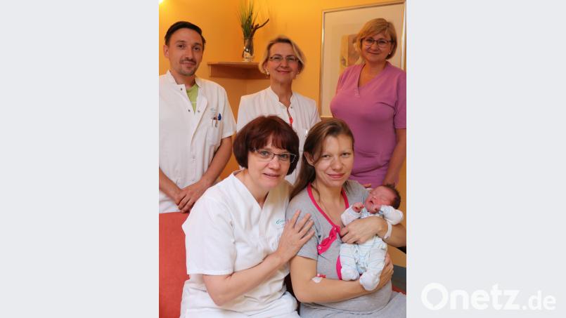 Für strahlende Gesichter sorgte die Geburt von Oskar. Im Bild von links nach rechts Oberarzt Radu Dragan, Kinderkrankenschwester Iris Thümmler, Chefärztin Dr. Maria Dietrich, Dorotha Studzisnki und Baby Oskar sowie  Hebamme Johanna Wiesner. exb