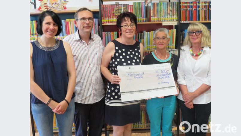 Claudia Plödt, Kirchenpfleger Konrad Adam, Manuela Adam und Margit Palaschevsky übergaben den Scheck an Inge Pfülb. adj
