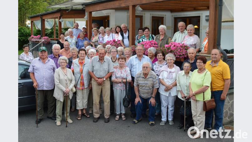 Nach einer Rundfahrt durch den Truppenübungsplatz und einem Besuch des Klosters Speinshart lassen die Pfarrei-Senioren den Ausflugstag in Pruihausen ausklingen. rha