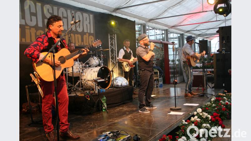 Mediterrane Ausgelassenheit auf der Bühne, gute Laune im gläsernen Konzertsaal: Rauf und runter spielte die Italo-Band „I Dolci Signori“ die einschlägig bekannten Songs aus dem Süden, die das Publikum begeistert mitgesungen hat. Robl, Werner