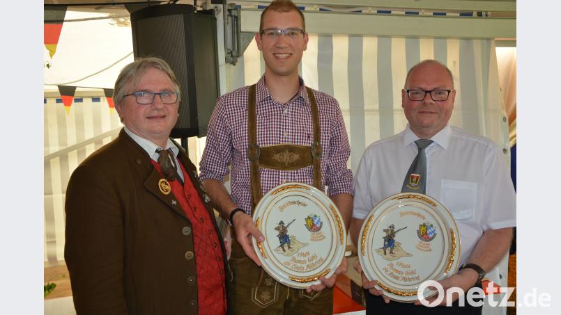 Die Bezirksscheibe des Schützenbezirks gewann der Mähringer Thomas Göhl (Mitte), Concordia-Vorsitzender Martin Dietz (rechts) erhielt als Ausrichter des Oberpfälzer Bezirksschützentag ebenfalls eine Bezirks-Ehrenscheibe. Den beiden gratulierte stellvertretender Bezirksschützenmeister Dieter Beer (links) jr