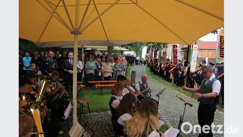 Imposantes Bild vor der Bruder-Klaus-Kapelle: vorne die Stadtkapelle Waldsassen, dahinter die vielen Gläubigen und die Feuerwehren mit ihren Fahnen. kro