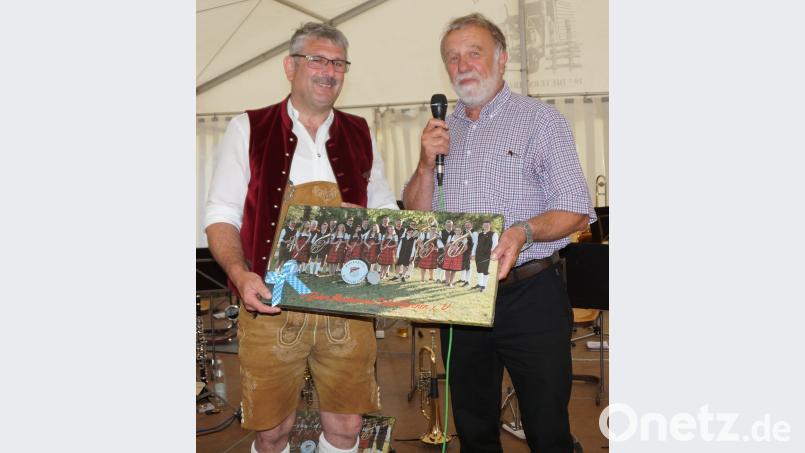 Bürgermeister Johann Graßl (rechts) bedankte sich bei Georg Bergschneider für seinen unermüdliche Arbeit als Motor des Vereins. weu