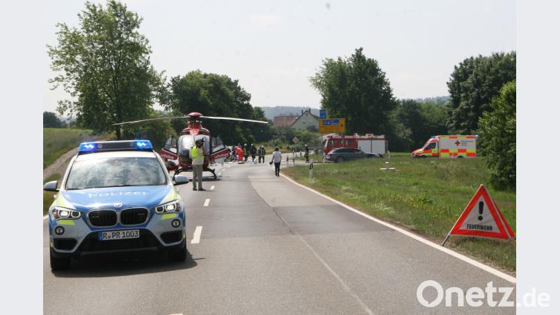 Eine Autofahrerin übersieht bei Falkenberg beim Abbiegen einen Motorradfahrer. Er musste mit dem Rettungshubschrauber ins Krankenhaus geflogen werden. wro
