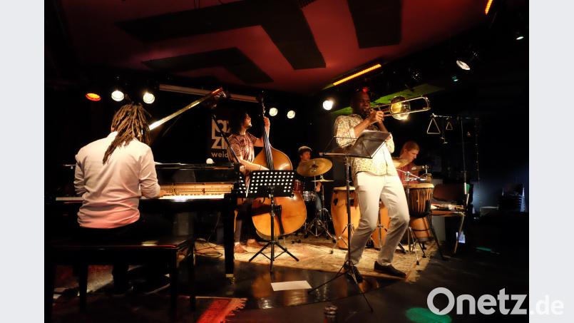Heiße Rhythmen der Karibik im Bistrot Paris. Der kubanische Posaunist Denis Cuni Rodriguez mit Alberto Diaz (Klavier), Felipe Andrade (Bass), Christian Langpeter (Schlagzeug) und Jakob Hofmann (Perkussion) entfacht beim Jazz-Zirkel ein musikalisches Feuerwerk. Reitz, Louis [LR] (reitzmusik@aol.com)