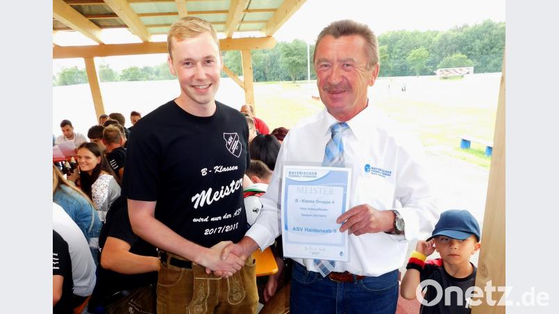 Gruppenspielleiter Berthold Kraus überreicht Kilian Pfandl (von rechts) die Meisterschaftsurkunde des Bayerischen Fußballverbandes. hai