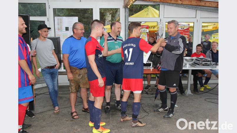 Der Vorsitzende des SV Trisching-Rottendorf übergab den Siegerpokal an die Mofa-Gang. ral