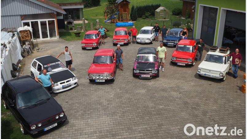 Eine erlesene Auswahl an Oldtimerfreunden trifft sich zur Geburtstagsparty des Schweizers Charly Aegerter (rechts) bei der Familie Füßl. gz