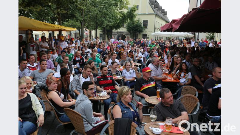 In der Weidener Innenstadt können Fußballfans während der WM auch gut feiern - aber nur, wenn sie sich an die Regeln halten. ggö