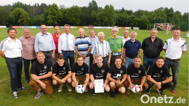 Der Meistermannschaft um Stefan Dederl, Daniel Kohl, Michael Popp, Kilian Pfandl, Patrick Winde, Jens Brunner, Oliver Steger (kniend von links) gratulierten Stephan und Paul Veigl, zweiter Bürgermeister Rudi Heier, Harald Biersack, Berthold Kraus, Heinz Kettel, Horst Surauf, Werner Veigl, Hermann von Gernler sowie Wolfgang, Heribert, Helmut und Christian Veigl (stehend von links). hai