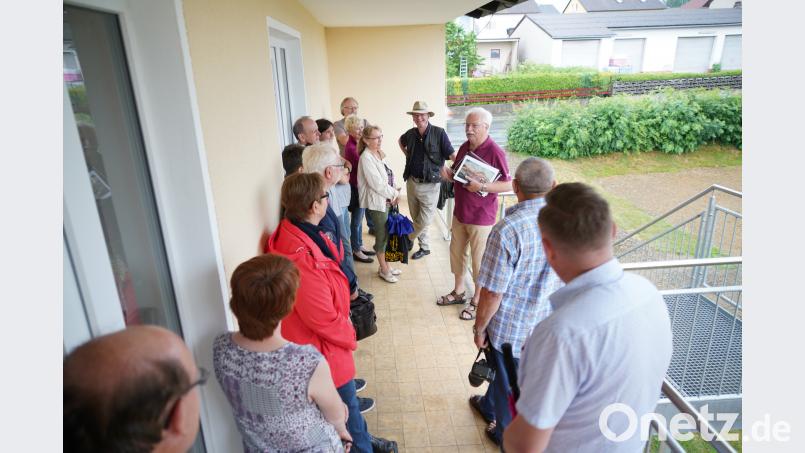 Vom Balkon des Heimatmuseums aus lud Georg Schmidbauer (Dritter von rechts) zum heimatgeschichtlichen Streifzug  durch Waldthurn ein fvo