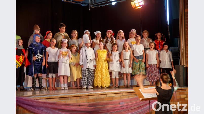 Der Mittelchor unter der Leitung von Theresa Weidhas gab das Singspiel „Prinzessin Zita und die Königin von Abcedien“ zum Besten. sus