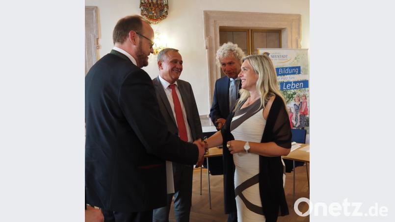 Gesundheitsministerin Melanie Huml wurde von Landrat Andreas Meier, Oberbürgermeister Kurt Seggewiß und landrat Wolfgang Lippert begrüßt . sbü