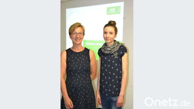 Die Leiterin der Selbsthilfegruppe Histaminintoleranz Marion Häupl (rechts) dankte der AOK-Ernährungsberaterin Ulrike Rauch mit einem kleinen Präsent für ihren interessanten Vortrag. hcz