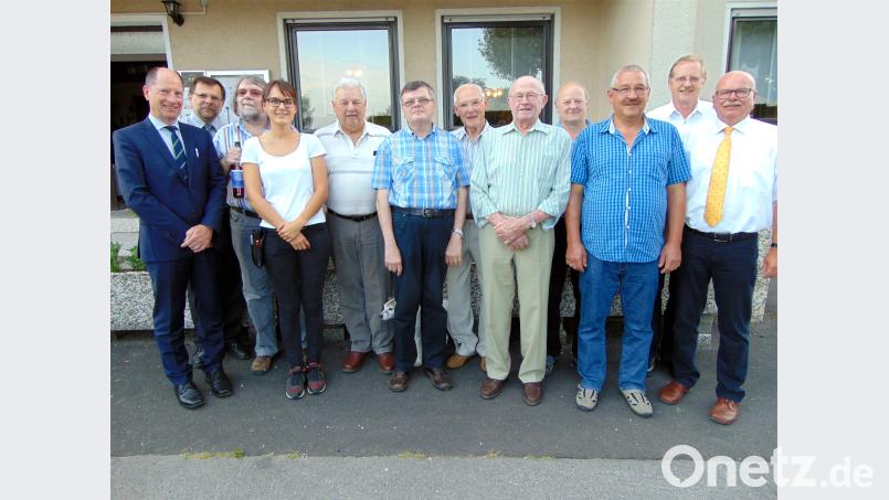 Eigenheimerverbands-Präsident Wolfgang Kuhn (links) und Vorsitzender Klaus Frieser (Zweiter von rechts) gratulierten zu 25 und 30 Jahren Mitgliedschaft. 2. Bürgermeister Günter Koller (Zweiter von links) ) sowie 3. Bürgermeister Hans-Jürgen Reitzenstein (rechts) schlossen sich mit Grüßen der Stadt an. Bild: Anton Fenk