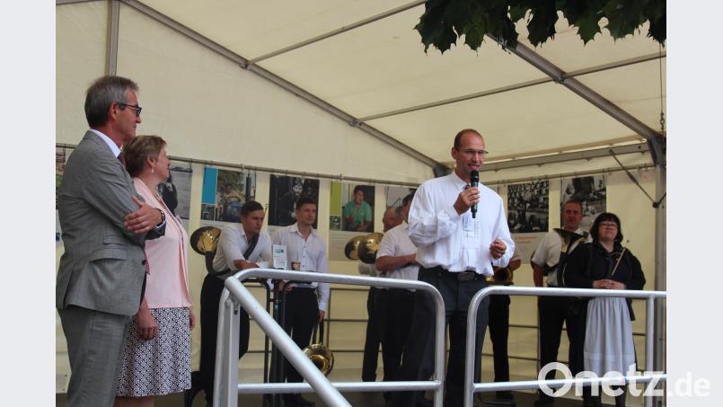 Der Kreisobmann des Bayerischen Bauernverbandes, Ely Eibisch (vorne rechts), begrüßt gemeinsam mit Bürgermeister Werner Nickl und Kreisbäuerin Irmgard Zintl (von links) die Besucher. stg