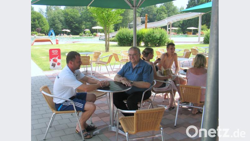 Schwimmmeister Kai Wolf (links) und Bruno Busch besprechen die Aktionen für das Schwimmen unter rotem Vollmond im Juli. bkr