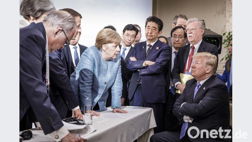 Bundeskanzlerin Angela Merkel (CDU, Mitte) redet auf US-Präsident Donald Trump (rechts) während der Beratungen  ein. Jesco Denzel/Bundesregierung /dpa Jesco Denzel/Bundesregierung /dpa