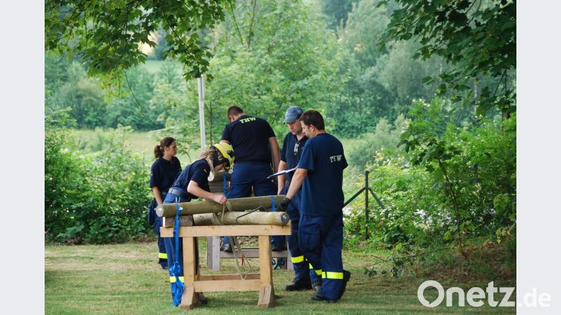 Auch den Stegebau und die  Herstellung eines Kreuzbundes zur Personenrettung mussten die Jugendlichen beherrschen. bgl