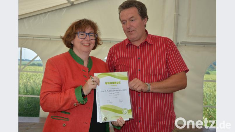 Arzbergs Fichtelgebirgsverein-Vorsitzender Gerhard Wunderlich dankte Museumsleiterin Dr. Sabine Zehentmeier-Lang für 40 Jahre Mitgliedschaft im FGV. jr