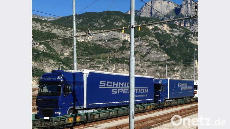 Die LKW nutzen die rollende Landstraße. Die Blockabfertigung an der deutsch-österreichischen Grenze ist auch für die Spediteure ein Ärgernis. Werner Schmid