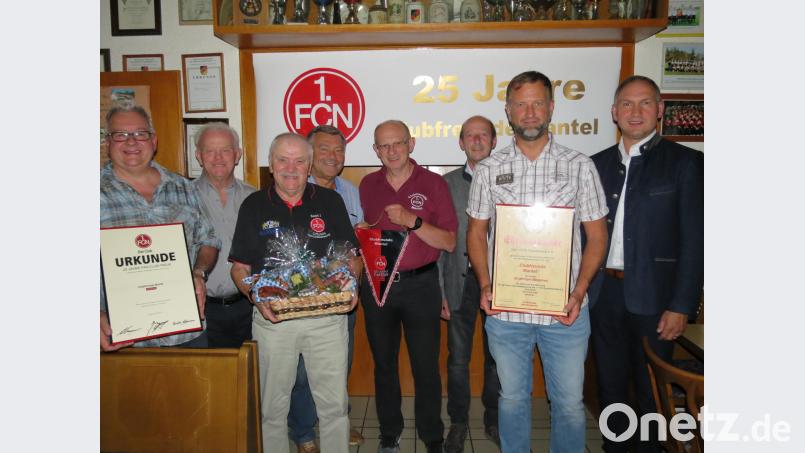 Fanclub-Koordinator Dieter Altmann (Dritter von links) mit den Manteler Clubberern und Ehrengästen (von links): Rainer Staufer, Erhard Kleber, Herbert Steiner, Manfred Klier, Richard Paulus, Armin Zupfer und dritter Bürgermeister Richard Kammerer. km