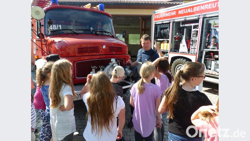 Die Schüler der Klasse 3/4 auf Besuch bei der  Feuerwehr Neualbenreuth. exb