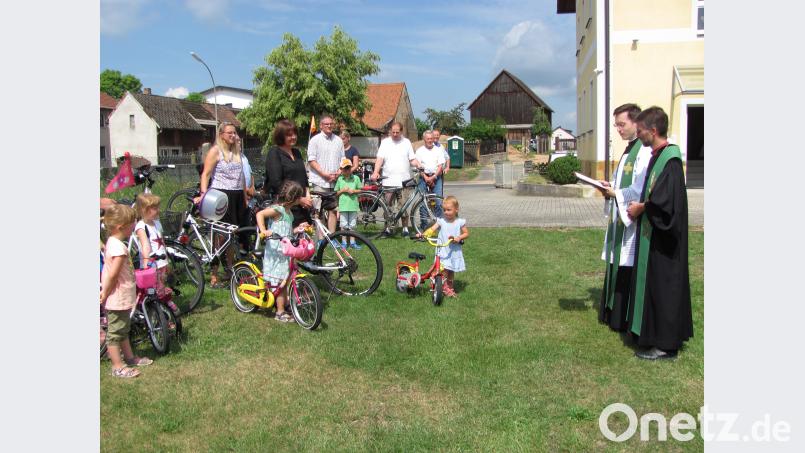 Nicht nur die Fahrräder, sondern vor allem die Fahrer werden gesegnet. sei
