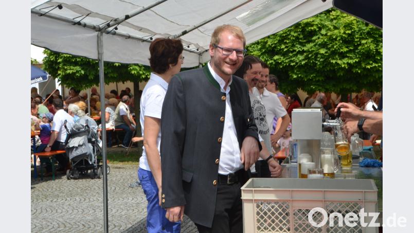 Das Pfarrfest auf dem katholischen Kirchplatz ist wieder ein riesiger Erfolg. Kaplan Ulrich Eigendorf freut sich nach dem Gottesdienst auf ein frisch gezapftes Bier. dob
