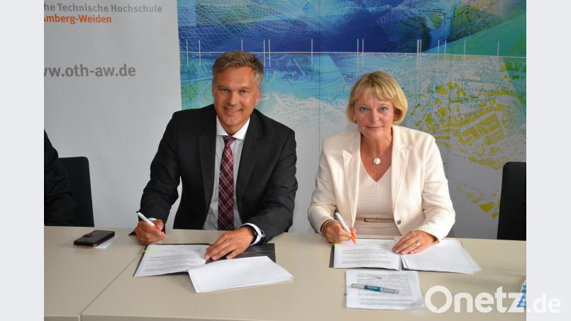 Wolfgang Bauer (links), der Präsident des Landesamts für Digitalisierung, und Andrea Klug, die Präsidentin der OTH Amberg-Weiden, unterzeichnen die neue Kooperationsvereinbarung. Wolfgang Ruppert