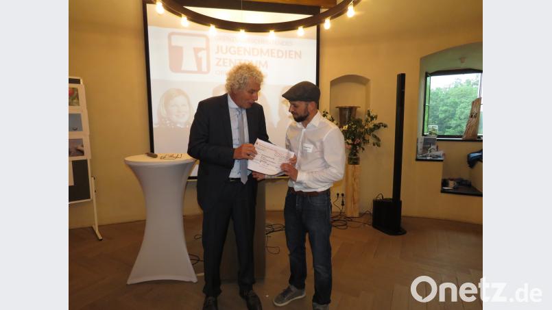 Zum Geburtstag des T1 gab es von Landrat Wolfgang Lippert (links) einen Scheck in Höhe von 1000 Euro. Das freute T1-Leiter Philipp Reich natürlich. ubb