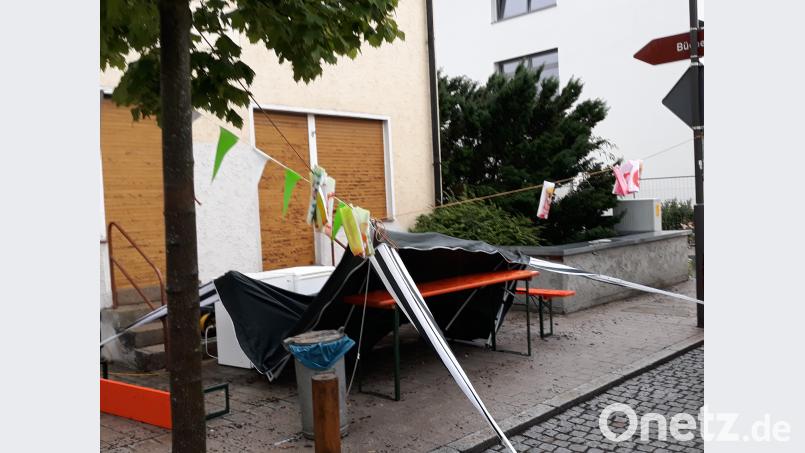Vom Regen niedergedrückter Pavillon beim Dorffest Schirmitz ise