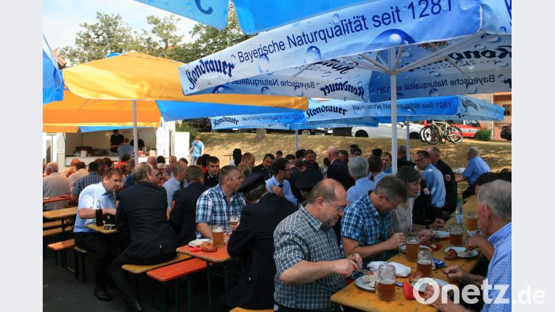 Frische Weißwürste, dazu Zoigl vom Fass: Die Gäste genießen es. wro