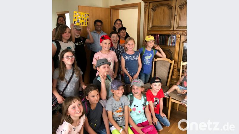 Ein  kleines Plakat hatten die Kolping-Kids zu Hause gebastelt, um es Pater Stephan (hintere Reihe, Zweiter von rechts) beim Treffen übergeben zu können. exb/Kolpingfamilie Falkenberg