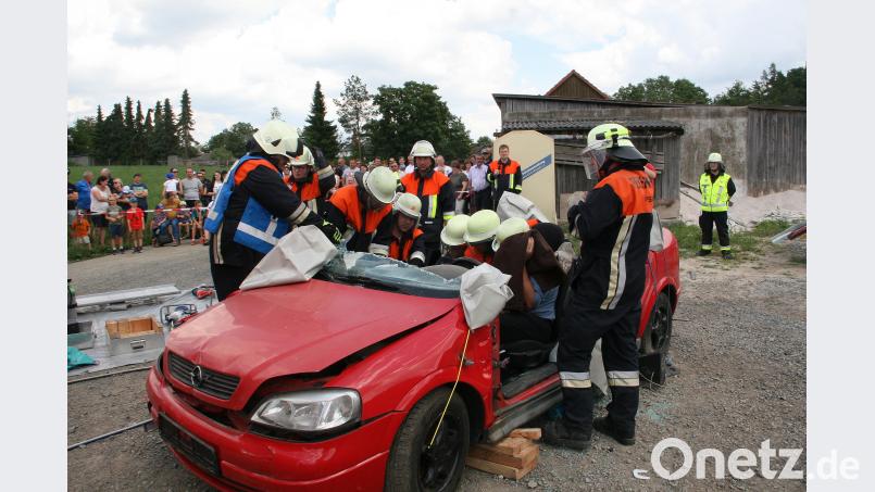 Nach gut 20 Minuten können die "verletzten" Falkenberger mittels Rettungsschere und vereinten Kräften   geborgen werden. wro