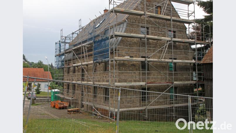 Die Granitfassade sticht ins Auge. Das sogenannte "Alte Polizeihaus" wird zur Zeit auf einen aktuellen Stand gebracht. Die Gemeinde hofft, dass schon im Herbst Mieter einziehen werden. Es könnte eventuell aber auch ein paar Monate länger dauern. Bild: nm nm