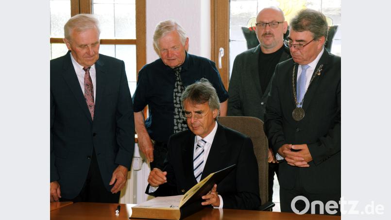Eintrag ins Goldene Buch der Marktgemeinde Freihung (von links): die stellvertretenden Bürgermeister Helmut Klier und Klaus Meißner, Regierungspräsident Axel Bartel, SPD-Fraktionssprecher Johannes Ott und Bürgermeister Norbert Bücherl. gf