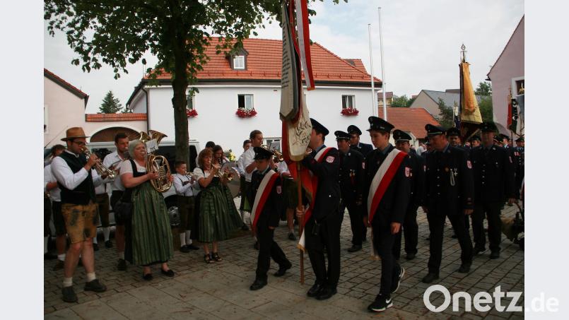 Begleitet von der Blaskapelle aus Falkenberg unter der Leitung von Franz Stierstorfer (links) ziehen die Fahnenabordnungen – allen voran der Jubelverein – in die Pfarrkirche ein. wro