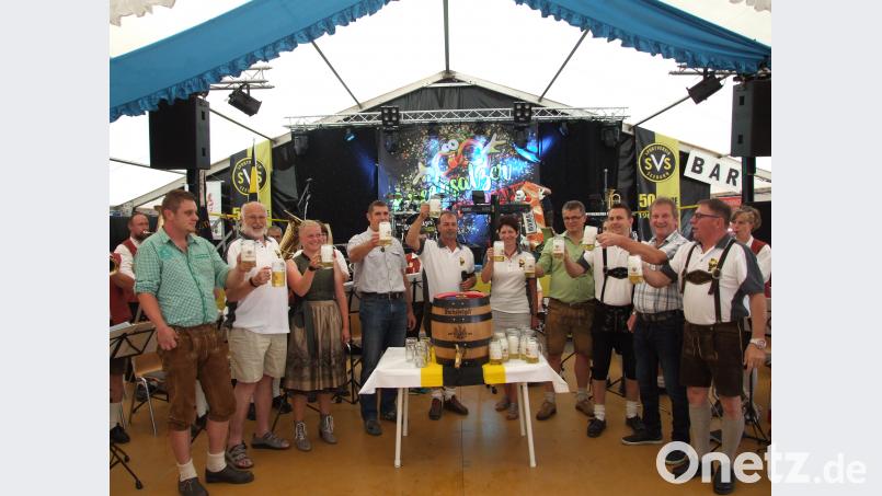 Ehrenschirmherrin Margit Reichl, die Schirmherrn Johann und Mathis Schießl, Vertreter der Fuchsberger Brauerei, Festleiter Josef Kirchberger, Ehrengäste und SVS-Vorstand Erich Vetter ließen sich nach dem Bieranstich das erste Getränk schmecken. zth