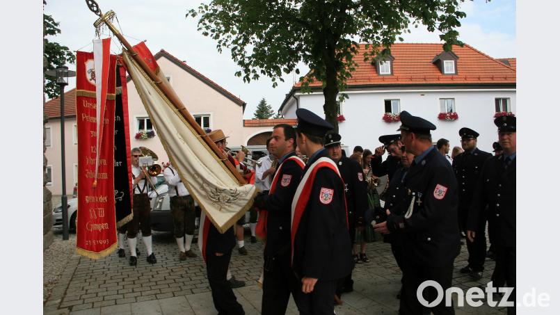 Ziel des Festzuges, der sich entlang der Wiesauer Straße formiert hat,  ist  die Kirche "Sankt Pankratius". wro